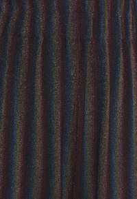 Metallischer Stoff mit vertikalen Streifen in Schwarz, Rot, Blau und Gold. Die Oberfläche hat eine schimmernde Textur, die das visuelle Interesse erhöht.