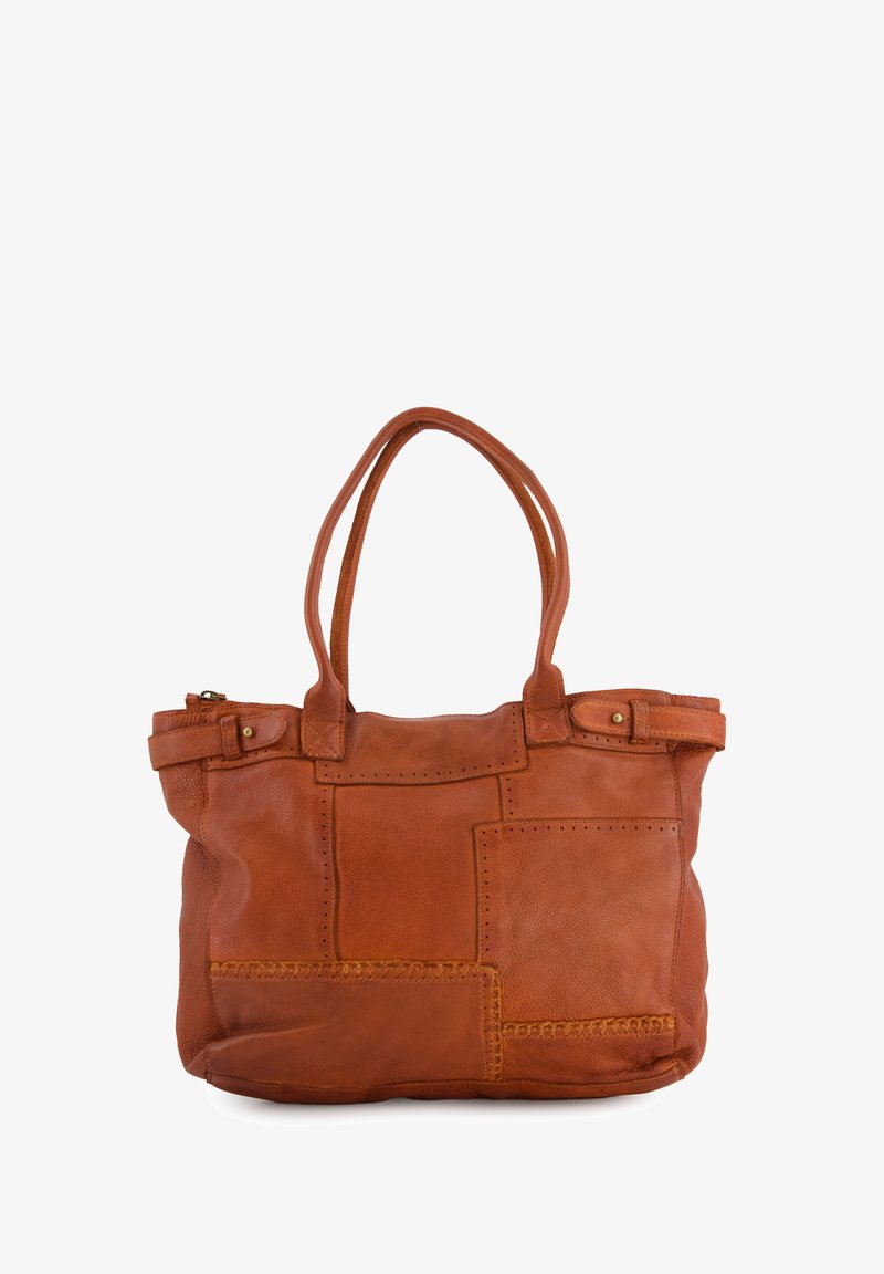 Bruine leren tote bag met een patchworkontwerp, voorzien van gestikte accenten en twee schouderriemen. Ritsluiting aan de bovenkant.