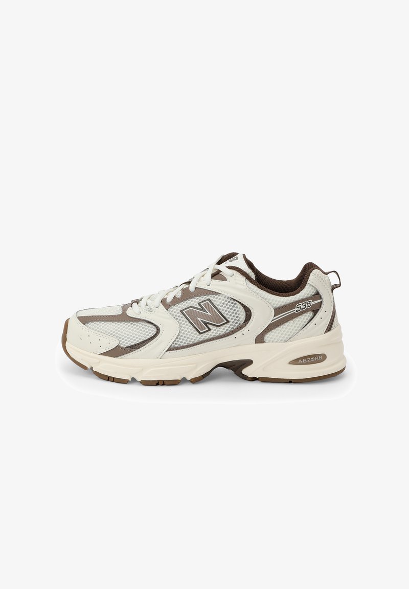 Weißer und brauner Sportschuh mit Obermaterial aus Mesh, geschwungenem Design, gepolstertem Profil und "N"-Logo an der Seite. Strapazierfähige Gummilaufsohle.