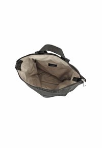 Bolso tote gris con cierre de cremallera, que presenta un interior beige. Incluye asas cortas y una etiqueta con el logo en el interior. Textura suave y sin patrones.