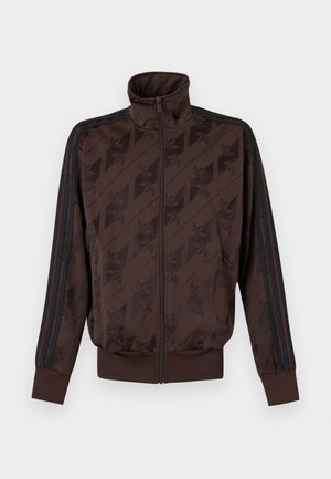 Braune Trainingsjacke mit Reißverschluss und hohem Kragen, schwarzem diagonalen Logomuster und schwarzen Streifen entlang der gesamten Ärmellänge.