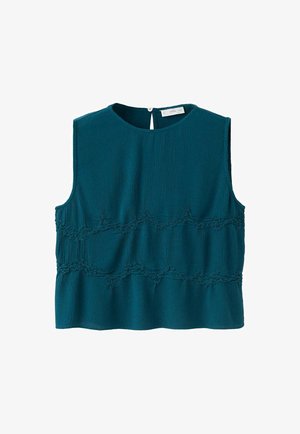 Blouse sans manches couleur sarcelle avec tissu texturé et détails froncés horizontaux sur le devant, encolure ronde et fermeture boutonnée dans le dos.