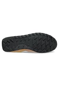 Fekete gumitalp, háromszögletű barázdákkal, struktúrált felülettel és barna díszítéssel. A "Saucony" márkanevének dombornyomása az oldalon.
