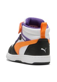 Sneakers alte nere, bianche e arancioni con un accento viola, pelle testurizzata e una fascia con chiusura a strappo. Presentano il logo Puma sul lato.