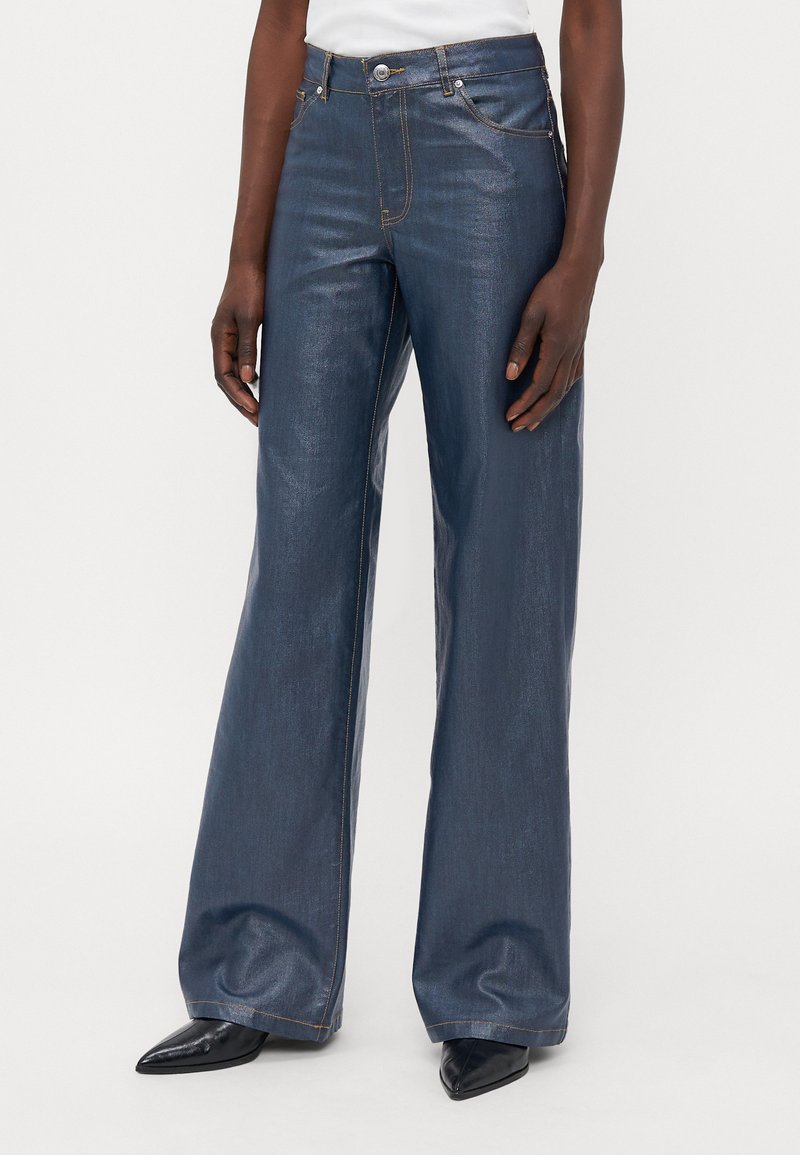 Wijdvallende denim jeans in donkerblauw, met een gladde textuur, contrasterende stiksels en een klassiek vijf-pocket ontwerp.