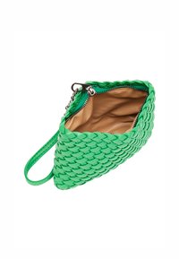 Grøn flettet clutch taske med en struktureret overflade, lynlåslukning og tan indvendig. Inkluderer en matchende håndledsstrop for nem bæring.