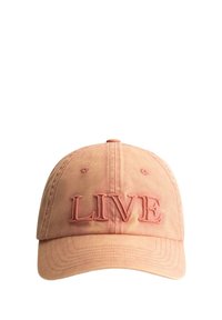Zachte perzikkleurige baseballpet met geborduurde "LIVE" lettering in een iets donkere tint. Voorzien van een gebogen rand en een verstelbare achterkant.