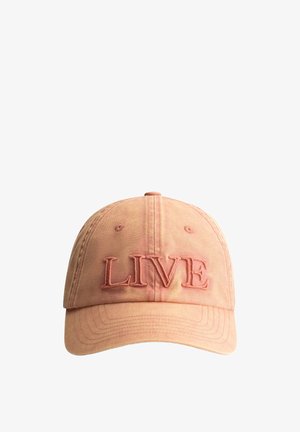 Casquette de baseball en tissu pêche doux avec broderie "LIVE" dans une teinte légèrement plus foncée. Présente une visière courbée et un dos réglable.