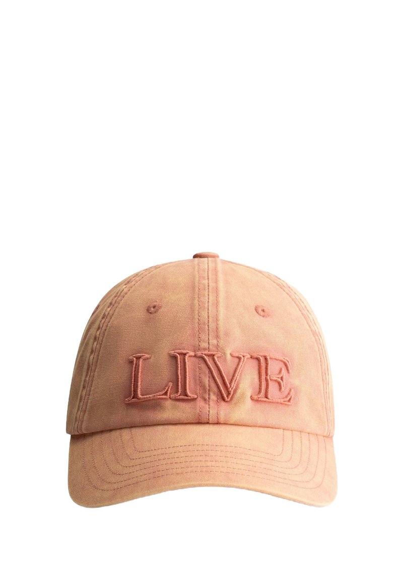 Zachte perzikkleurige baseballpet met geborduurde "LIVE" lettering in een iets donkere tint. Voorzien van een gebogen rand en een verstelbare achterkant.