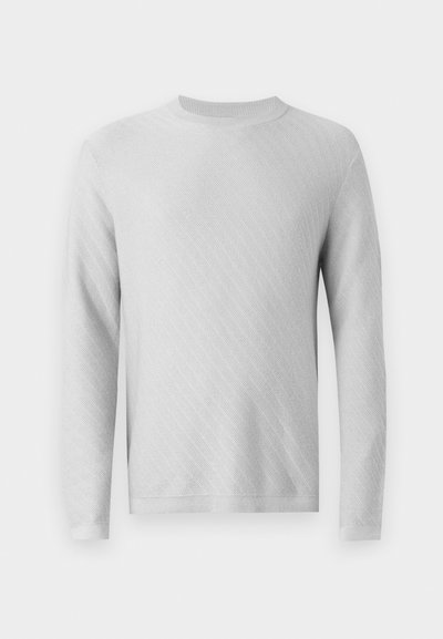 Hellgrauer, gestrickter Pullover mit Rundhalsausschnitt, langen Ärmeln und einem strukturierten, diagonalen Muster im gesamten Stoff.