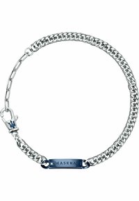 Zilveren metalen kettingarmband met een blauwe rechthoekige tag die is bedrukt met "MASERATI" en een karabijnsluiting met een logo-accent.