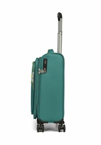 Valise rigide teal avec une poignée télescopique, quatre roulettes noires, serrure à combinaison et compartiments zippés pour le rangement.