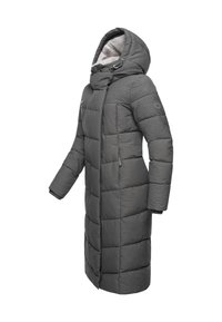 Ilgas pilkas pūkinis paltas su gobtuvu, pasižymintis siuvinėtomis dalimis, užtrauktuku priekyje ir minkštu vidiniu pamušalu. Ant rankovės yra logotipas.