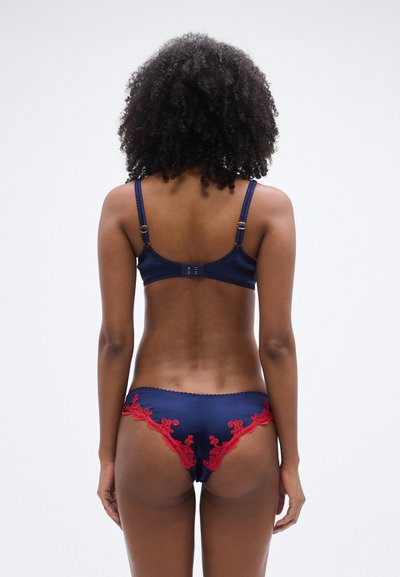 Σουτιέν σε ναυτικό μπλε με δαντέλα και ταιριαστά εσώρουχα, διακοσμημένα με περίτεχνη κόκκινη κεντητή λεπτομέρεια, διαθέτουν ρυθμιζόμενους ιμάντες και απαλή υφή.