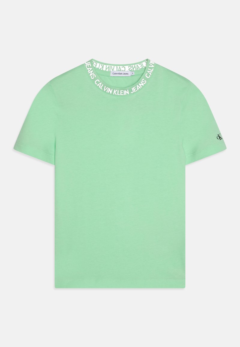 T-shirt en coton vert menthe avec un col rond, arborant une bande de logo blanche au niveau du col et un petit accent de logo sur la manche gauche.