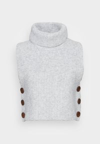 Col roulé sans manches en maille côtelée gris clair avec un col haut et sept boutons marron le long du côté gauche. Texture douce et coupe ajustée.