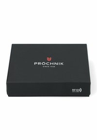 Czarny prostokątny box z logo "PRÓCHNIK" w białym i czerwonym kolorze, oznaczony jako "RFID Secure". Gładka tekstura o matowym wykończeniu.