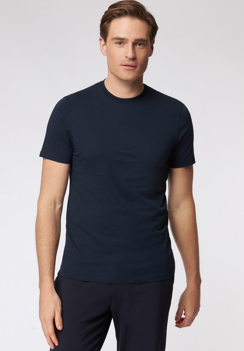 Middengroene kortarm t-shirt in een katoenmix met een ronde hals. Vlotte textuur, aansluitend ontwerp en geen zichtbare patronen of accenten.