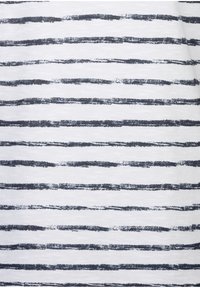 Tela blanca con rayas horizontales de pinceladas azul marino. La textura parece lisa, con un diseño ligero y casual adecuado para prendas de vestir.