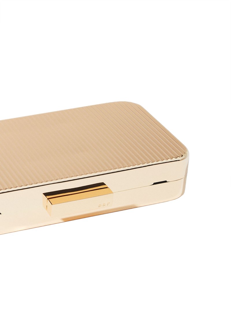 vintage cigarette case uk Silver Plated Cigarette Boxes Shop here https://www.strichenantiques.co.uk /search?q=Cigarette+case Delivery across UK & worldwide postage. Three Month Interest Free Payment with Paypal. Speak to our team . T&C's Apply www.strichenantiques.co.uk