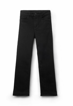 Jean en denim noir avec une coupe droite, fermeture à bouton, cinq poches et un bord effiloché au niveau des chevilles. Texture douce.