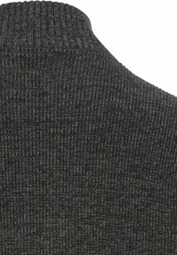 Dunkelgrauer, gestrickter Pullover mit hohem, geripptem Kragen. Die strukturierte Stoffoberfläche zeigt ein enges Webmuster, das ein warmes und robustes Erscheinungsbild schafft.