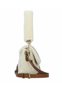 Lammfell-Handtasche mit einem cremefarbenen Äußeren, braunen Lederakzenten, verstellbarem Tragegurt und einem weich strukturierten Griff. Goldene Hardware-Details sichtbar.