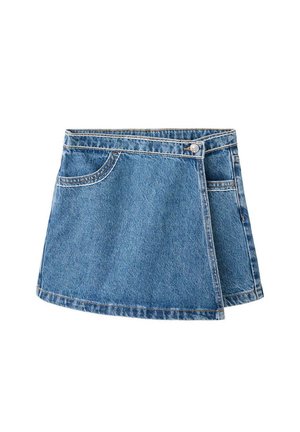 Jupe portefeuille en jean bleu avec poche avant, fermeture par bouton et panneau avant double épaisseur, présentée sur fond blanc.