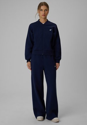 4F, 4F SPODNIE DRESOWE Z SZEROKIMI NOGAWKAMI DAMSKIE - Pantalon de survêtement - navy