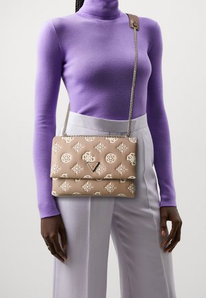 Beige, gesteppte Umhängetasche mit weißen Mustern, einer Kettenriemen und einem dreieckigen Logo-Akzent. Der Stoff hat eine glatte Textur.