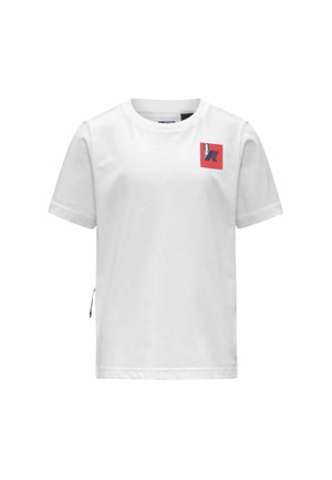 T-shirt bianca a maniche corte con collo rotondo e piccolo logo quadrato rosso con una "K" stilizzata sul petto in alto a sinistra.