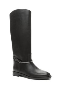 Crne kožne čizme do koljena s niskim potpeticama i dekorativnim srebrnim remenom oko gležnja, blago nagnute udesno.