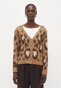 Leopardmønstret cardigan i en tanfarve med brune og hvide detaljer. Har en V-halsudskæring, fem knapper og ribbede manchetter. Blød tekstur.