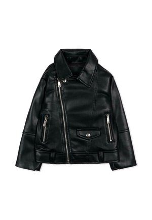 Giacca da motociclista in pelle nera con cerniera frontale asimmetrica, tasche con cerniera argento, tasca con pattina e bottoni automatici e ampio colletto.