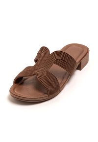 Sandalia plana marrón con tiras trenzadas entrelazadas de textura, diseño de punta abierta y un bajo tacón cuadrado para mayor estabilidad.