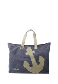 Blau stoffen boodschappentas met een groot beige ankerontwerp en beige handvatten; heeft een logo-label "Robin Ruth" en geborduurde tekst "Ostsee."