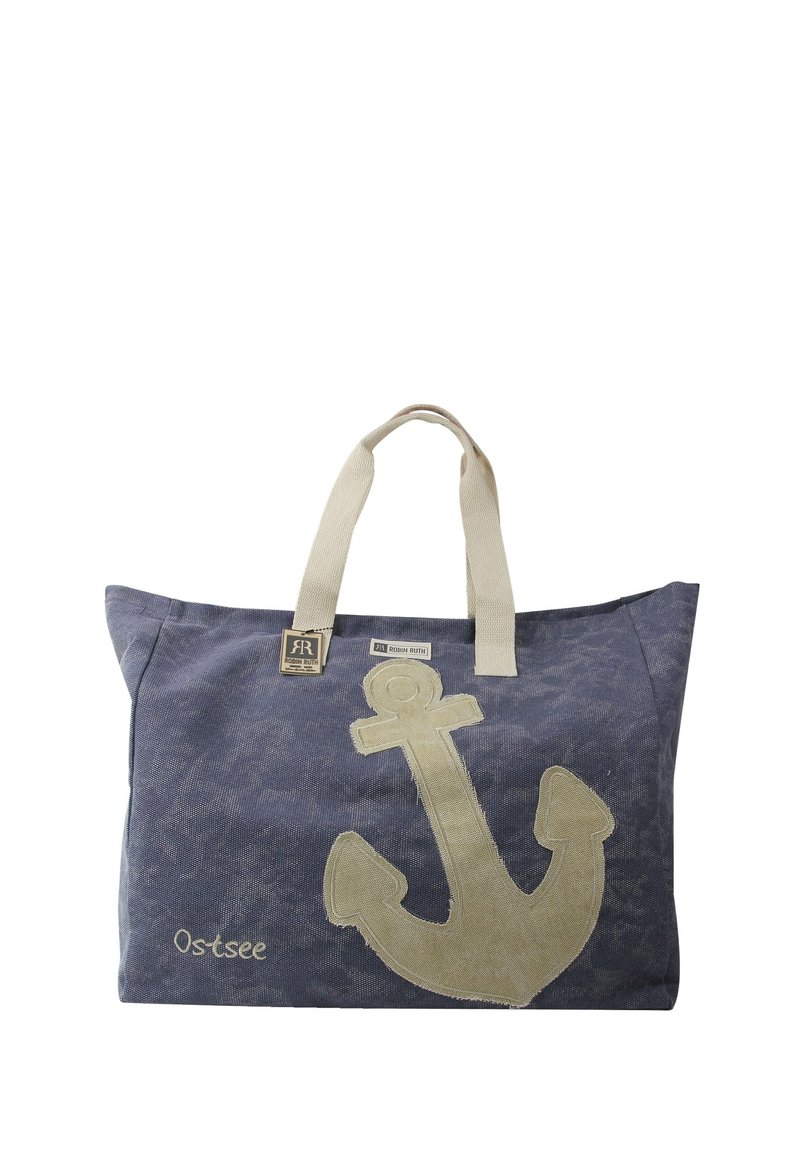 Blau stoffen boodschappentas met een groot beige ankerontwerp en beige handvatten; heeft een logo-label "Robin Ruth" en geborduurde tekst "Ostsee."