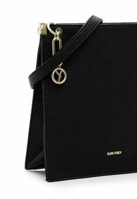Borsa a tracolla nera in pelle con superficie texture, accessori in oro e una tracolla removibile. Presenta un dettaglio del logo sul davanti e una forma strutturata.