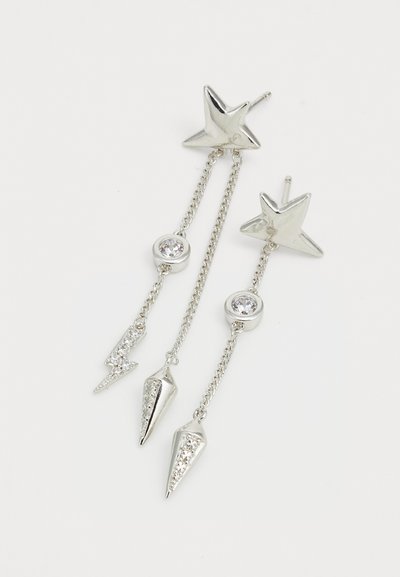 Sudraba pilienu auskari ar zvaigznīšu formas uzgaļiem, ar ķēdēm, kas ved uz apaļām rotājumiem un smailiem akcentiem, rotāti ar rhinestones.