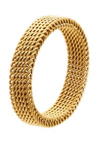 Anello in maglia color oro con design flessibile, caratterizzato da una superficie testurizzata realizzata con anelli intrecciati, creando un aspetto tessuto.