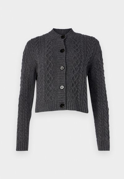 Grå strikket cardigan med høy krage, med et strukturelt kabelstrikkedesign. Den har fem svarte knapper foran og vrangbordet er ribbestrikket.