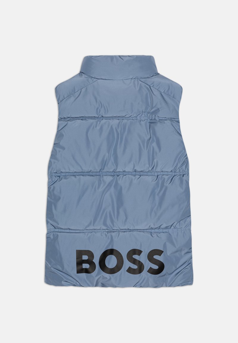 Gilet sans manches rembourré bleu clair, doté d'un col haut et d'un grand logo noir "BOSS" au dos. Texture lisse et brillante avec des coutures horizontales.