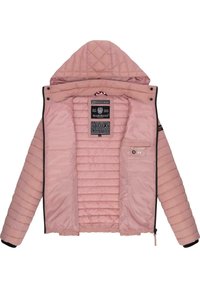 Veste matelassée rose avec capuche, devant ouvert dévoilant une étiquette intérieure et une petite poche intérieure avec prise pour écouteurs.