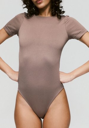 Bruine bodysuit met korte mouwen en hoge beenlijn, gemaakt van een gladde, rekbare stof. Eenvoudig ontwerp, aansluitende silhouet, geen zichtbare patronen.
