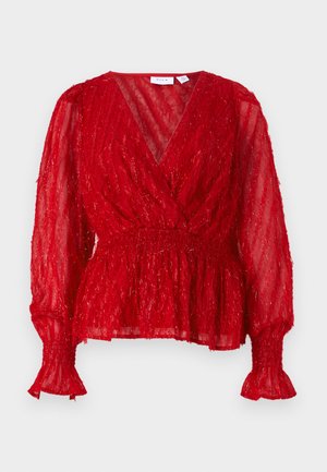 Rode, doorzichtige blouse met gestructureerde, gerimpelde stof. Heeft lange mouwen met gerimpelde manchetten en een V-halslijn, getopt met een rechte taille.