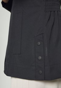 Athleta SUTRO RAINOUT - Casaco impermeável - black