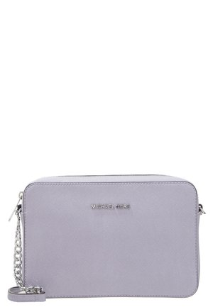 Rektangulær lyse lilla crossbody taske med sølv kæderem og Michael Kors-logo centreret på fronten.