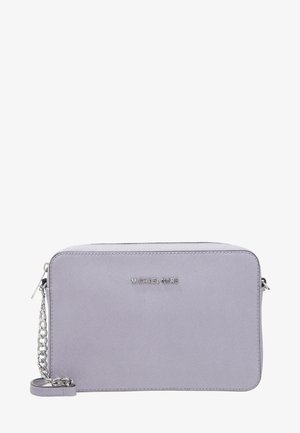 Rektangulær lyse lilla crossbody taske med sølv kæderem og Michael Kors-logo centreret på fronten.