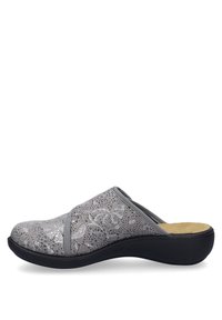 Grå slip-on klipklapper med en tekstureret overflade med blomster mønstre, grå elastiske detaljer og en sort polstret sål for komfort.