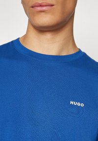 HUGO DERO - Jednoduché tričko - medium blue